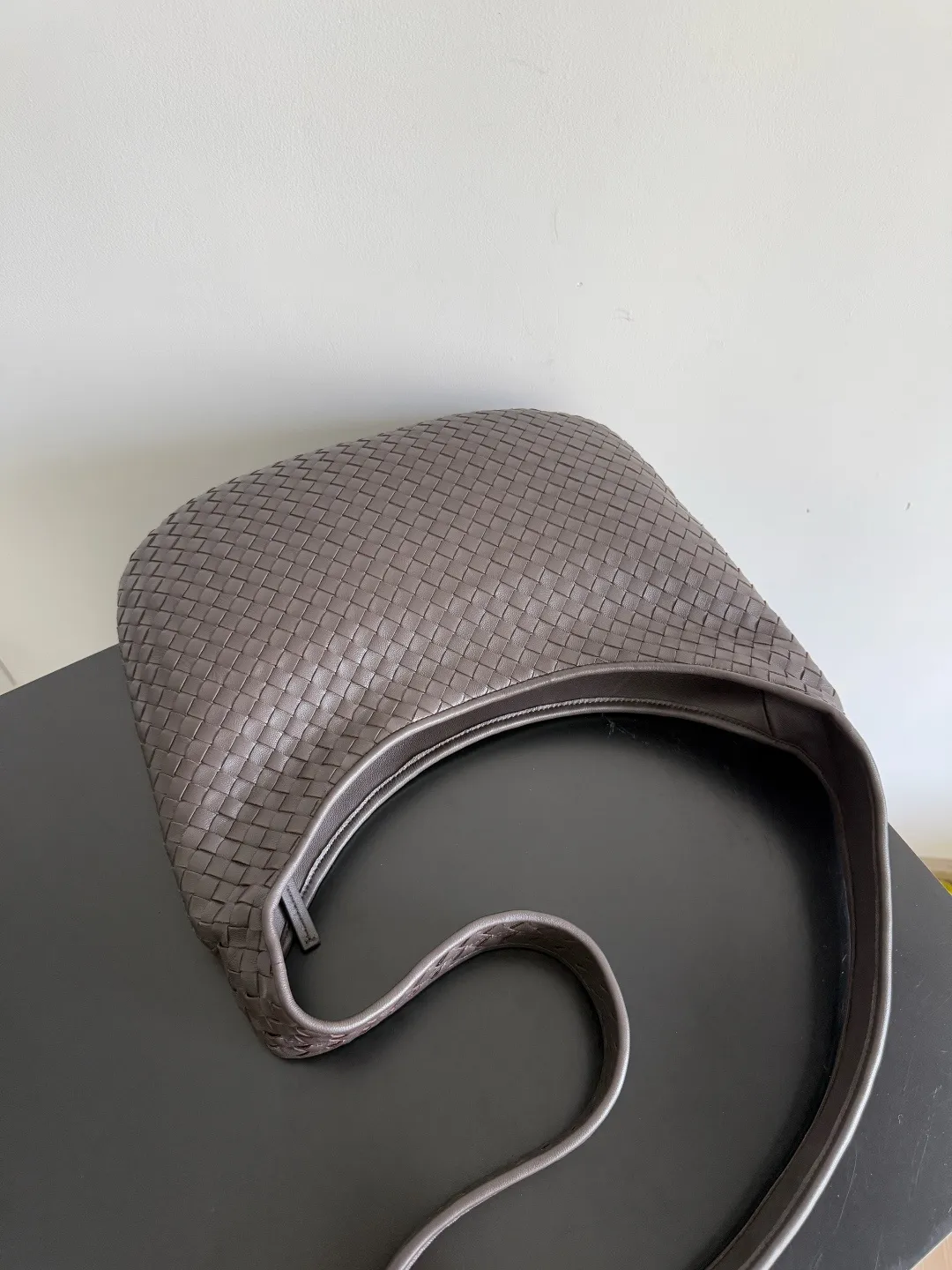 Batch 2480 BOTTEGA VENETA 2025 new men's medium Veneto crossbody bag is made of lambskin, elegantly extends to the strap, fits perfectly on the upper body, and the light and neat shape is suitable for all your choices for business, travel or daily life. Top zipper, interior two compartments, extra-large capacity. The classic Veneta shape has been redesigned and turned into a bag that can be worn cross-body, simple yet stylish. Although it is designed as a men’s bag, it is also very suitable for girls to carry! The back is so handsome🕶! More aura ~ The shoulder straps are reasonably designed, making it comfortable and stylish to carry cross-body. The bag has a practical capacity and can easily fit your daily needs~ Whether it is paired with casual wear for going out on the street or with formal wear for commuting, put it on and your fashion sense will rise in a straight line📈! Style number: 826877 Size: 38*24*2cm